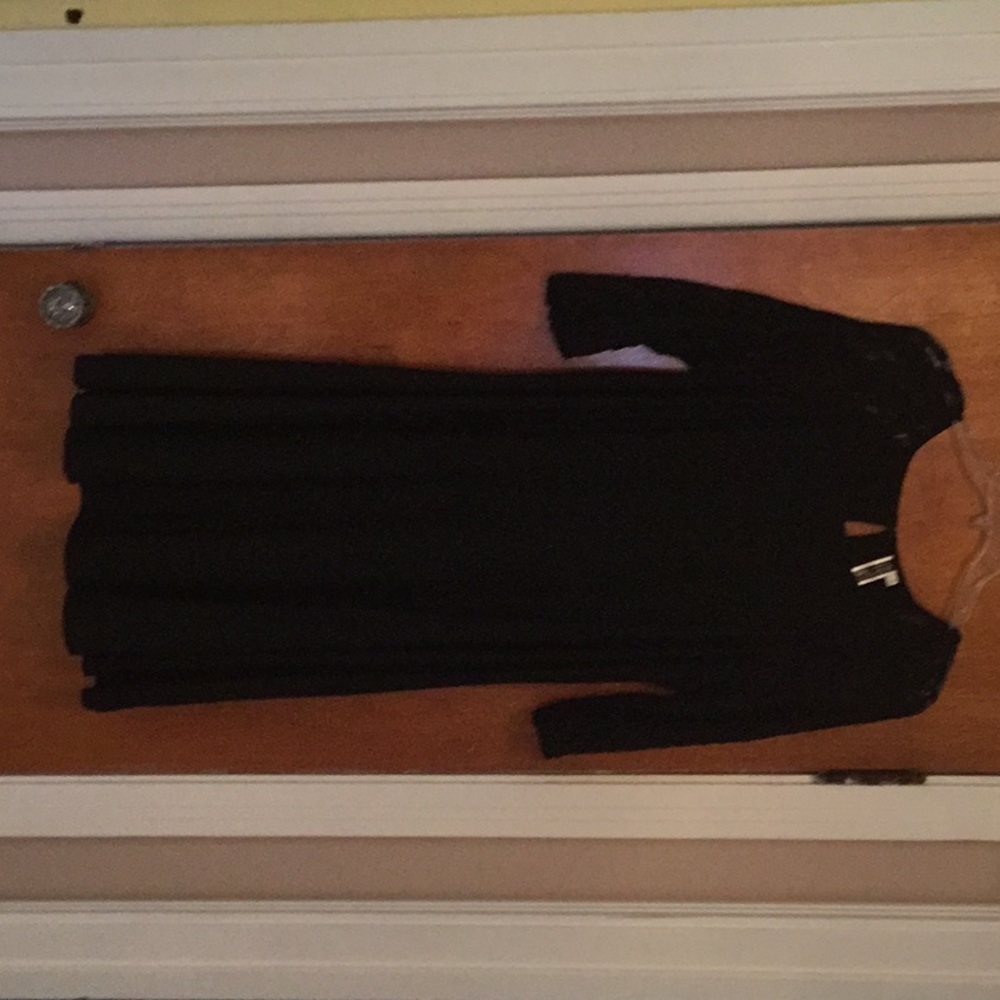 Women’s lace sleeve dress-worn once